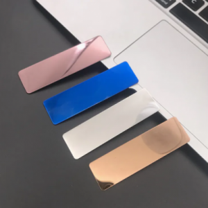 Mitarbeiterschild mit Gravur Firmenlogo und Magnetclip für komfortables Tragen im täglichen Gebrauch