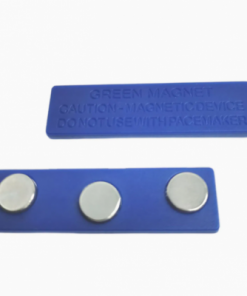 Graviertes Namensschild aus Metall mit feiner Lasergravur perfekt für Messen Events und Büros