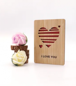 Holzpostkarte mit Gravur als originelle Geschenkidee für besondere Anlässe