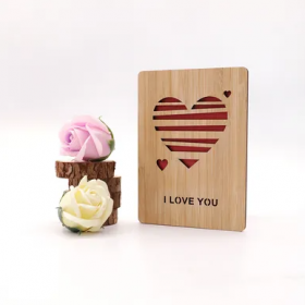 Holzpostkarte mit Gravur als originelle Geschenkidee für besondere Anlässe