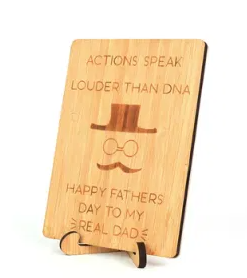 Postkarte aus Holz mit Lasergravur von Namen oder Zitaten perfekt für Geburtstage oder Hochzeiten