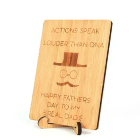 Postkarte aus Holz mit Lasergravur von Namen oder Zitaten perfekt für Geburtstage oder Hochzeiten
