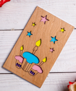 Gravierte Holzpostkarte mit Herzen Sternen oder floralen Motiven für emotionale Botschaften