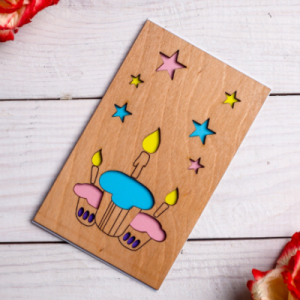Gravierte Holzpostkarte mit Herzen Sternen oder floralen Motiven für emotionale Botschaften