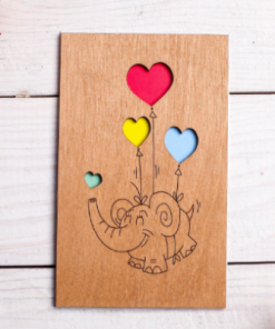 Postkarte aus echtem Holz mit persönlicher Gravur als Alternative zur klassischen Karte