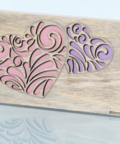 Moderne Holzpostkarte mit minimalistischer Gravur für stilvolle Grüße