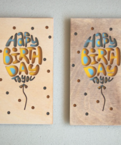 Holzpostkarte mit geografischer Gravur von Orten Städten oder Koordinaten