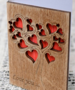 Fein gravierte Holzpostkarte als Sammlerstück für Designliebhaber und Kreative