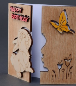 Rustikale Holzkarte mit Gravur als Einladungskarte für Feiern auf dem Land