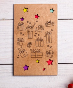 Elegante Holzkarte mit Gravur und Cut-out-Motiv für festliche Anlässe