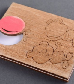 Postkarte aus Holz mit Gravur und Laserschnitt als edle Geschenkbeilage