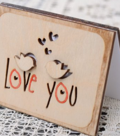 Holzkarte mit thematischer Gravur zu Weihnachten Ostern oder Neujahr