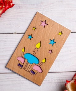 Luxuriöse Holzpostkarte mit Gravur in goldener oder silberner Optik