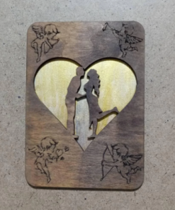 Holzpostkarte mit Gravur und Stifthalter für kreative Grüße zum Mitmachen