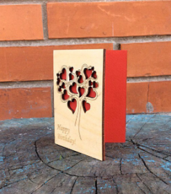 Holzkarte mit Reisezielgravur ideal als Geschenk für Weltenbummler und Globetrotter