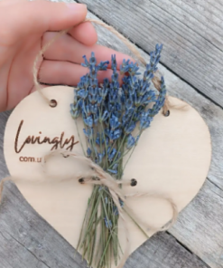 Gravierte Holzkarte mit Kalenderblatt als einzigartiger Monatsgruß