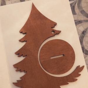 Design-Holzpostkarte mit Gravur als dekoratives Element in modernen Wohnräumen