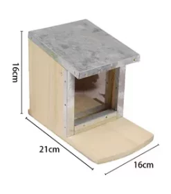 Holzvogelhaus mit Spruchgravur als liebevolle Dekoidee für Haustür oder Fensterbank