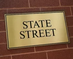 Einladung aus Metall mit feiner Ornamentik