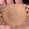 Visitenkarte mit Farbeffekt auf Metall