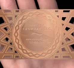 Visitenkarte mit Farbeffekt auf Metall