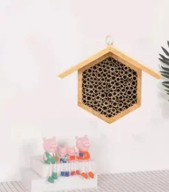 Dekoratives Vogelhäuschen mit fein gravierter Plakette für liebevolle Geschenke