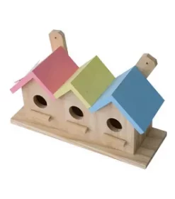 Traditionelles Vogelhaus mit versiegelter Gravur gegen Feuchtigkeit und UV-Strahlung