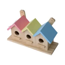 Traditionelles Vogelhaus mit versiegelter Gravur gegen Feuchtigkeit und UV-Strahlung