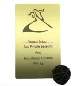 Businesskarte mit Gravur auf glänzendem Metall