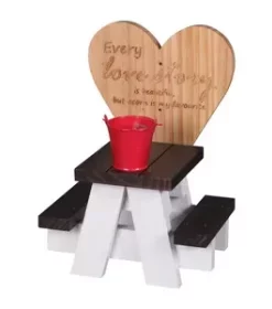 Großes Vogelhaus mit gravierten Details für dekorative Nutzung oder Vogelbeobachtung