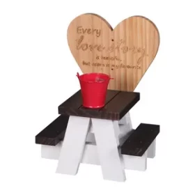 Großes Vogelhaus mit gravierten Details für dekorative Nutzung oder Vogelbeobachtung