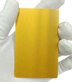 Metallkarte mit Reliefstruktur und Text