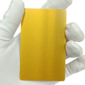 Metallkarte mit Reliefstruktur und Text