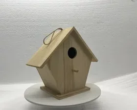 Modernes Vogelhaus mit minimalistischer Gravur für klare Akzente im Außenbereich