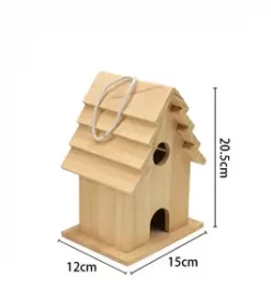 Klassisches Vogelhaus mit verspielter Gravur ideal für Frühlings- oder Sommerdeko