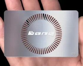 Metallkarte mit individueller Farbbeschichtung