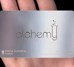 Laserdesign auf goldfarbener Aluminiumkarte