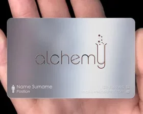 Laserdesign auf goldfarbener Aluminiumkarte