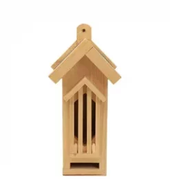 Bunt lackiertes Vogelhaus mit Kontrastgravur ideal für Kinder oder farbenfrohe Gärten