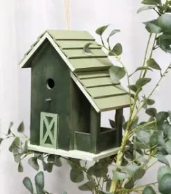 Individuell gestaltetes Vogelhaus mit Gravur und Wetterschutz für ganzjährigen Einsatz