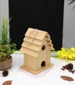 Kunstvolles Vogelhaus mit Gravur als dekorativer Mittelpunkt in Gartenanlagen oder Parks