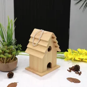 Kunstvolles Vogelhaus mit Gravur als dekorativer Mittelpunkt in Gartenanlagen oder Parks