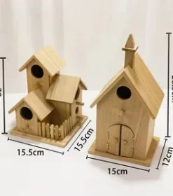 Ländliches Vogelhaus mit Namensschild graviert als Erinnerung an besondere Momente