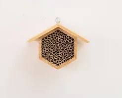 Sonderanfertigung Vogelhaus mit individueller Gravur für besondere Projekte oder Kundenwünsche