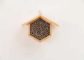 Sonderanfertigung Vogelhaus mit individueller Gravur für besondere Projekte oder Kundenwünsche