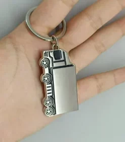 Kompakter Schlüsselanhänger mit Fahrzeugmotiv