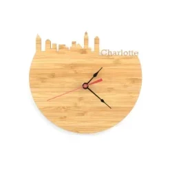 Wanduhr aus nachhaltigem Holz mit persönlichem Schriftzug