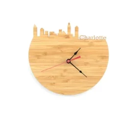 Wanduhr aus nachhaltigem Holz mit persönlichem Schriftzug