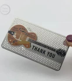 Elegante Karte mit Cutout-Design auf Metall