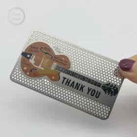 Elegante Karte mit Cutout-Design auf Metall